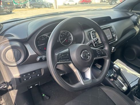 Used 2020 Nissan Kicks S image 9