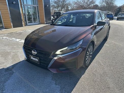 Used 2024 Nissan Altima 2.5 SV image 2