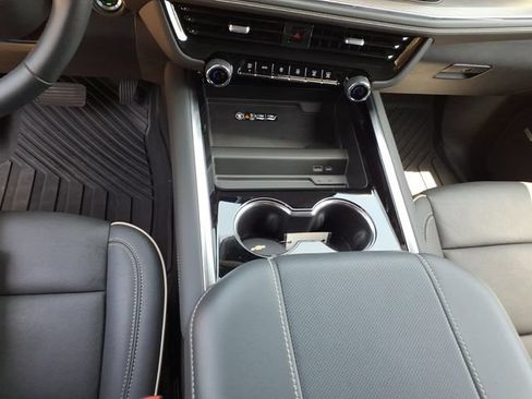Used 2025 Chevrolet Tahoe Premier AWD/4WD image 17