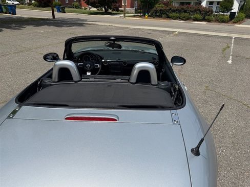 Used 2006 MAZDA MX-5 Miata Sport w/ Suspension Pkg RWD image 17