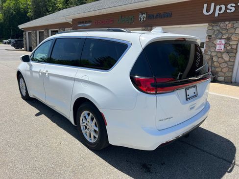 Used 2022 Chrysler Pacifica Touring-L FWD image 7