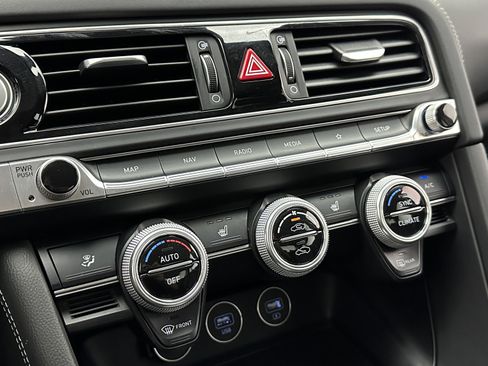 Used 2022 Genesis G70 2.0T image 16