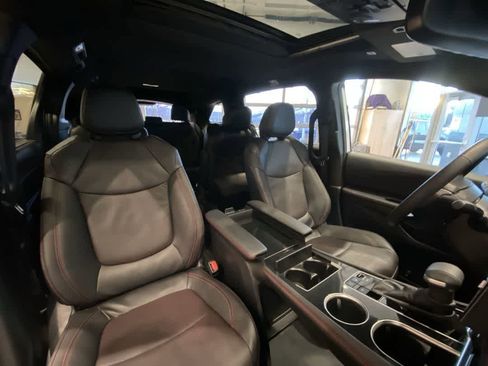 Used 2025 Toyota Sienna XSE w/ XSE Premium Package image 27