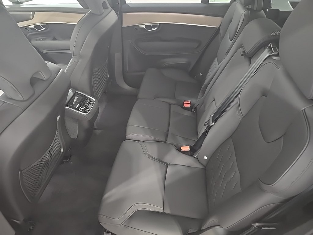 Used 2026 Volvo XC90 B6 Plus w/ Protection Package AWD/4WD image 19