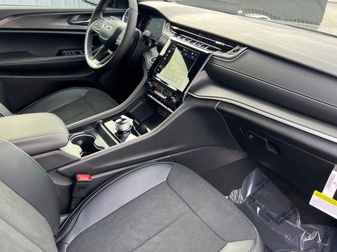 New 2025 Jeep Grand Cherokee Altitude image 14