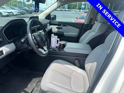 Used 2025 Honda Pilot EX-L image 11