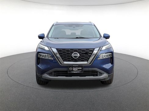 Used 2021 Nissan Rogue SV image 2