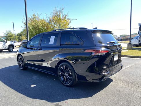 Used 2025 Toyota Sienna XSE image 7