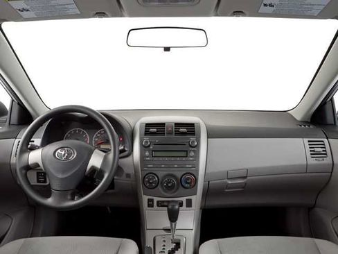 Used 2013 Toyota Corolla LE FWD image 5