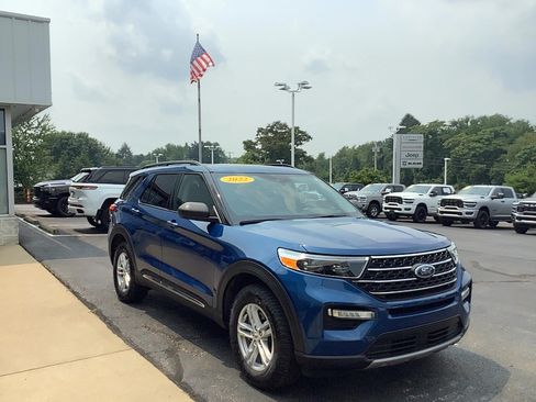 Used 2022 Ford Explorer XLT w/ Equipment Group 202A AWD/4WD image 3
