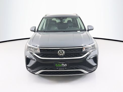 Used 2023 Volkswagen Taos SE FWD image 2