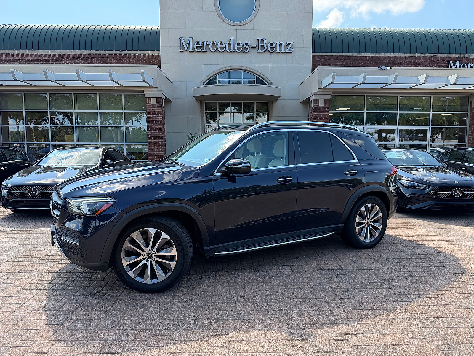 Used 2022 Mercedes-Benz GLE 350 4MATIC w/ Premium Package image 1