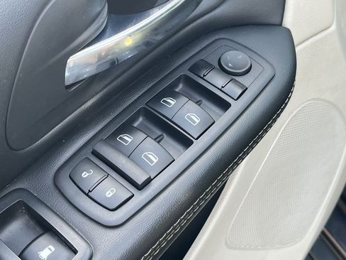 Used 2019 Dodge Grand Caravan SXT image 12