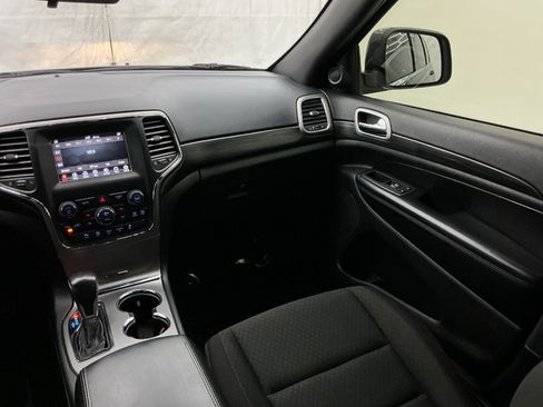 Used 2021 Jeep Grand Cherokee Laredo AWD/4WD image 26