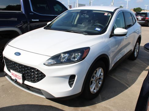 Used 2020 Ford Escape SE FWD image 3