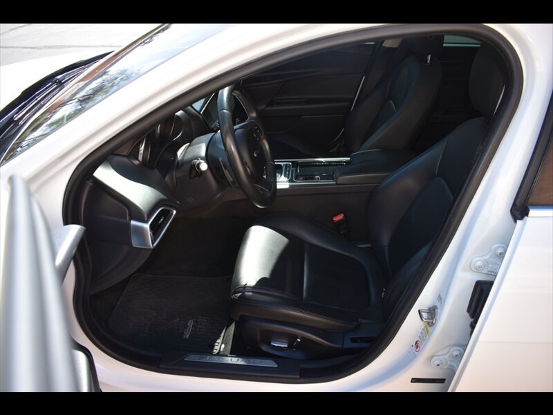 Used 2019 Jaguar XE Premium RWD image 16
