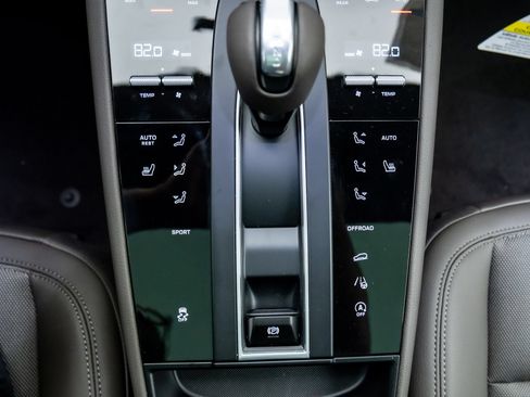 Certified 2026 Porsche Macan AWD/4WD image 25