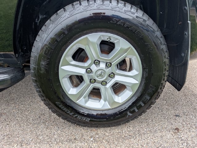 Used 2018 Toyota 4Runner SR5 AWD/4WD image 31