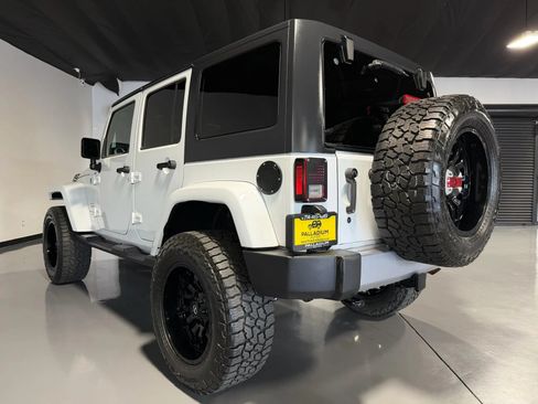 Used 2018 Jeep Wrangler Unlimited Sahara w/ Connectivity Group AWD/4WD image 5