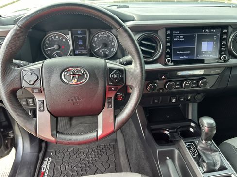 Used 2022 Toyota Tacoma TRD Off-Road image 12