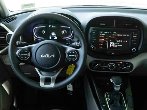 Used 2025 Kia Soul LX FWD image 19