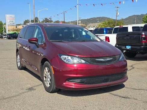 Used 2022 Chrysler Voyager LX FWD image 11