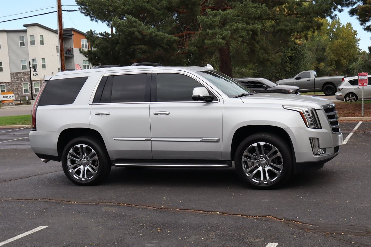 Used 2016 Cadillac Escalade Luxury AWD/4WD image 2