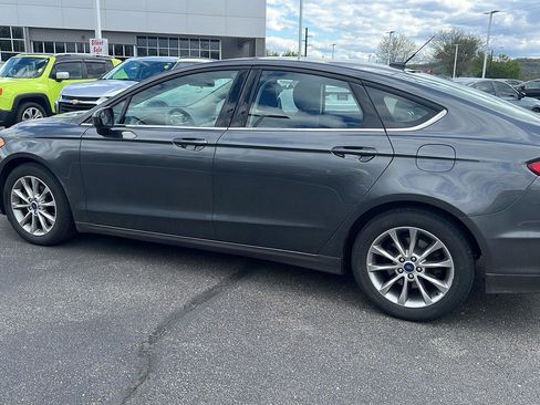 Used 2017 Ford Fusion SE FWD image 10