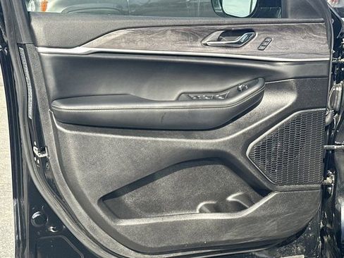 Used 2024 Jeep Grand Cherokee Limited w/ Luxury Tech Group II image 11