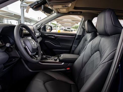 New 2026 Toyota Highlander Platinum AWD/4WD image 11