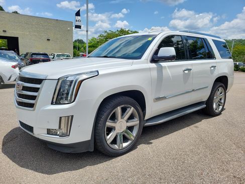 Used 2018 Cadillac Escalade Luxury AWD/4WD image 1