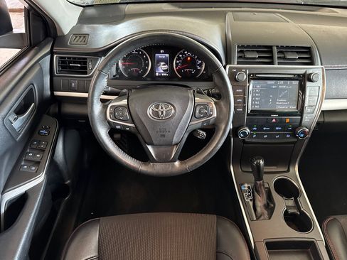 Used 2017 Toyota Camry SE w/ Moonroof Package FWD image 30