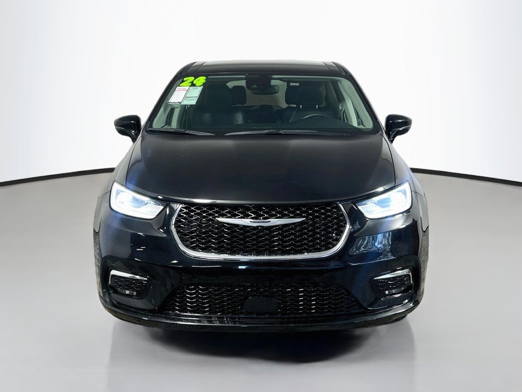 Used 2024 Chrysler Pacifica Touring-L FWD image 8