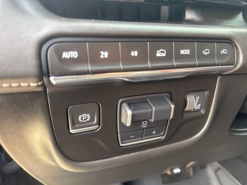 Used 2022 Cadillac Escalade Premium Luxury Platinum image 17