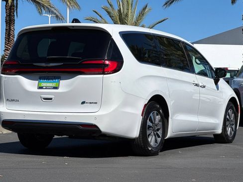 Used 2024 Chrysler Pacifica Limited FWD image 3