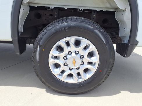 Used 2024 Chevrolet Silverado 2500 LT AWD/4WD image 9