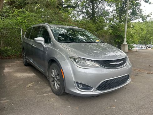 Used 2019 Chrysler Pacifica Touring-L Plus FWD image 5
