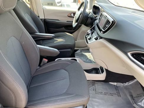 Used 2023 Chrysler Voyager LX FWD image 24