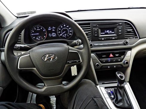 Used 2017 Hyundai Elantra SE image 16