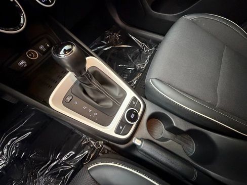 Used 2024 Hyundai Venue Limited image 19