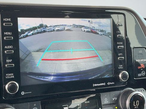 Used 2021 Toyota Highlander XLE AWD/4WD image 14