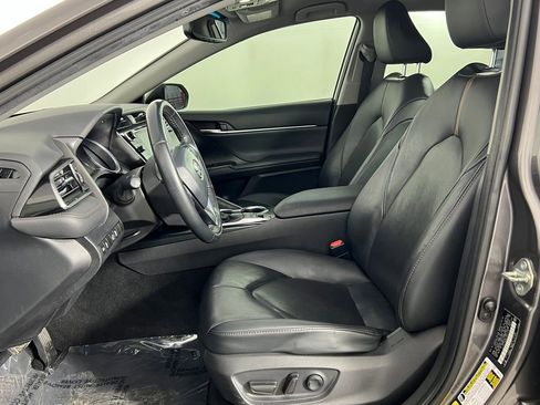 Used 2020 Toyota Camry XLE image 7