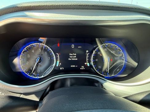 Used 2025 Chrysler Pacifica Limited FWD image 23