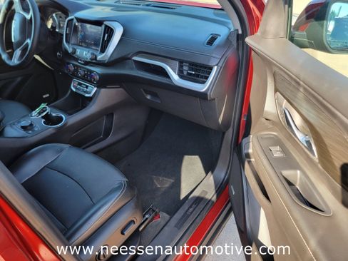 Used 2024 GMC Terrain SLT w/ Infotainment Package II image 9