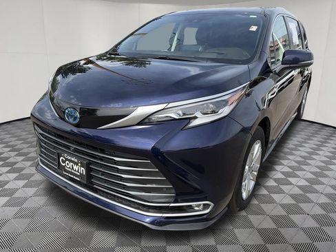 Used 2023 Toyota Sienna Platinum AWD/4WD image 3