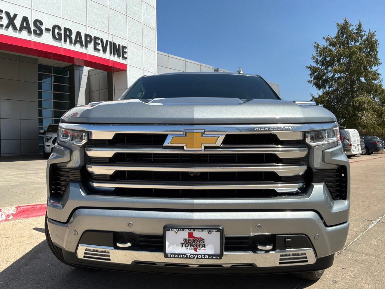 Used 2023 Chevrolet Silverado 1500 High Country AWD/4WD image 3
