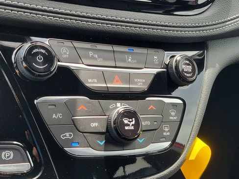 New 2026 Chrysler Pacifica Select image 23