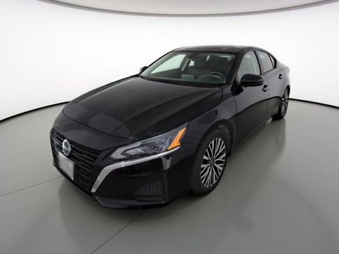 Used 2025 Nissan Altima 2.5 SV FWD image 3