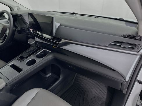 Used 2025 Toyota Sienna XLE w/ XLE Plus Package image 30