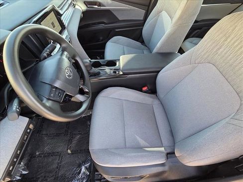 Used 2025 Toyota Camry LE w/ Convenience Package image 14